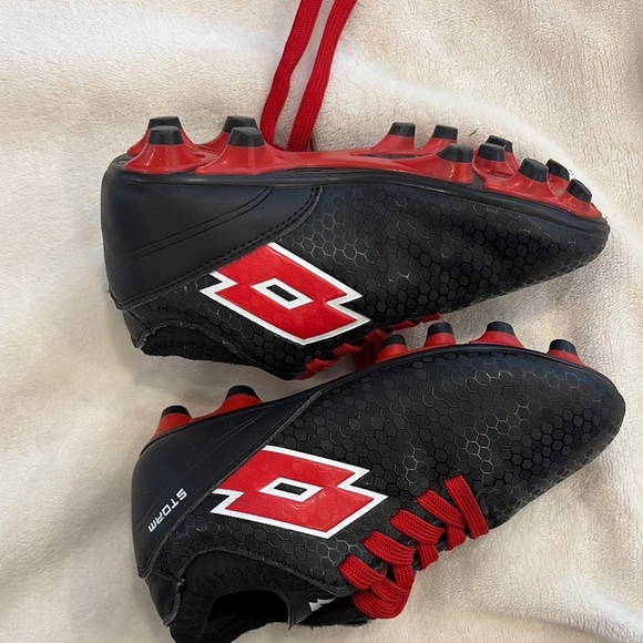 LOTTO Black and Red soccer cleats with Glossy Finish size 11 kids - Picture 5 of 10